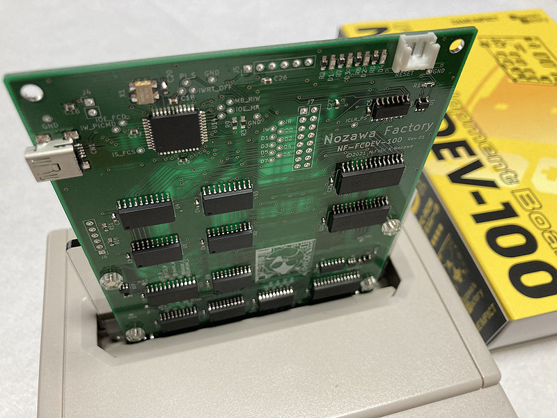 ファミコンゲームの開発基板「NF-FCDEV-100」が店頭入荷、約5万円 