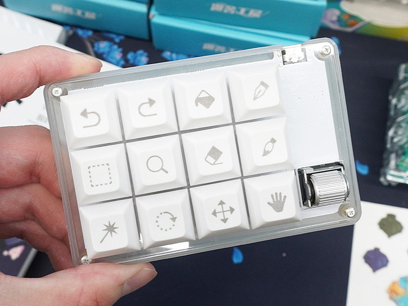 ゆー ⭐️キーポイント集をラミネート加工⭐️ 二分の一 イラストレーター向けの小型キーボード「Quick Paint」の