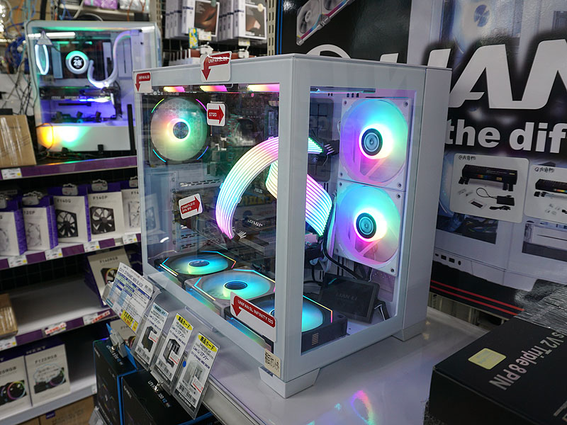 白いPCパーツブームの影響で増えた白いゲーミングPCの展示 - AKIBA PC