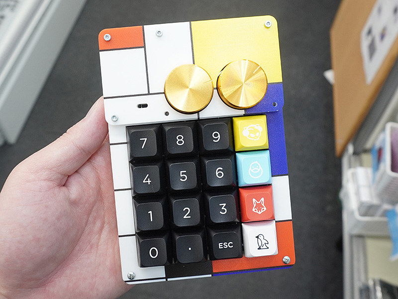 芸術家「ピエト・モンドリアン」の作品要素を取り入れたアクリルケース