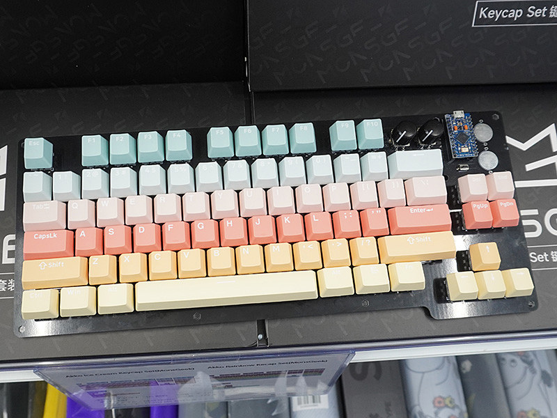 冬のエルフ風”など、カラフルなキーキャップセットが遊舎工房に入荷