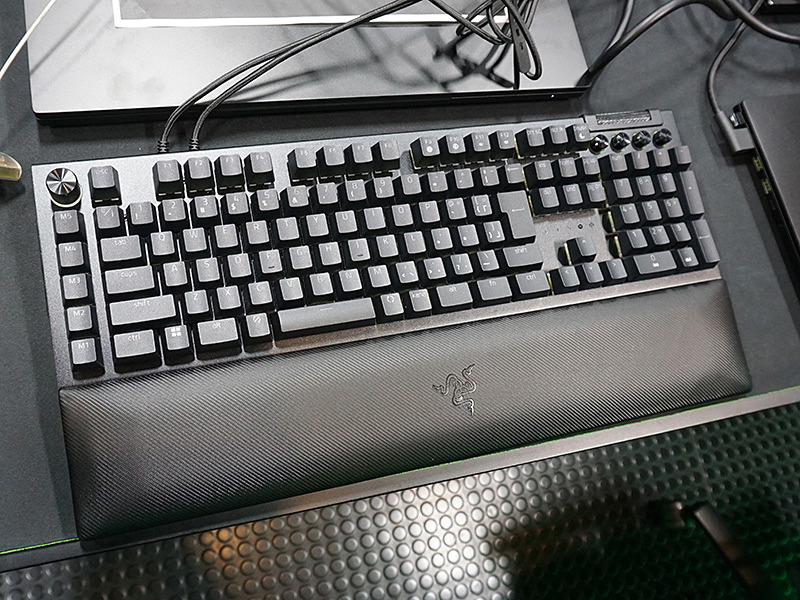 Razerの最新キーボード「BlackWidow V4 Pro」が発売、コマンドダイヤル