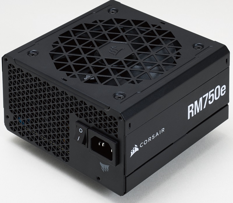 ノイズは特徴的だが+12Vは安定！Corsair「RMe Series RM750e」/見た目