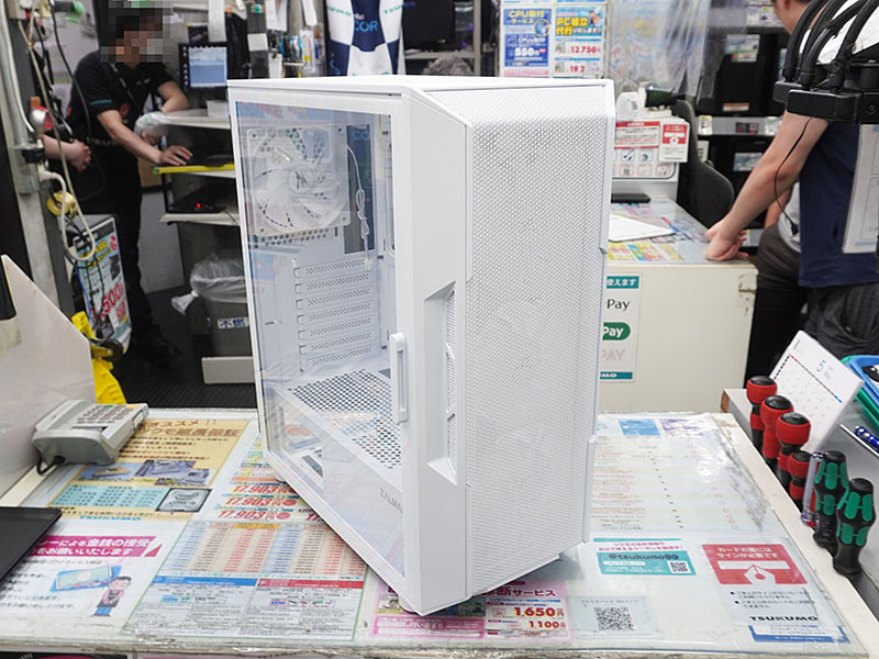 真っ白なZALMANのミドルタワー「i3 NEO WHITE」、TSUKUMOで展示