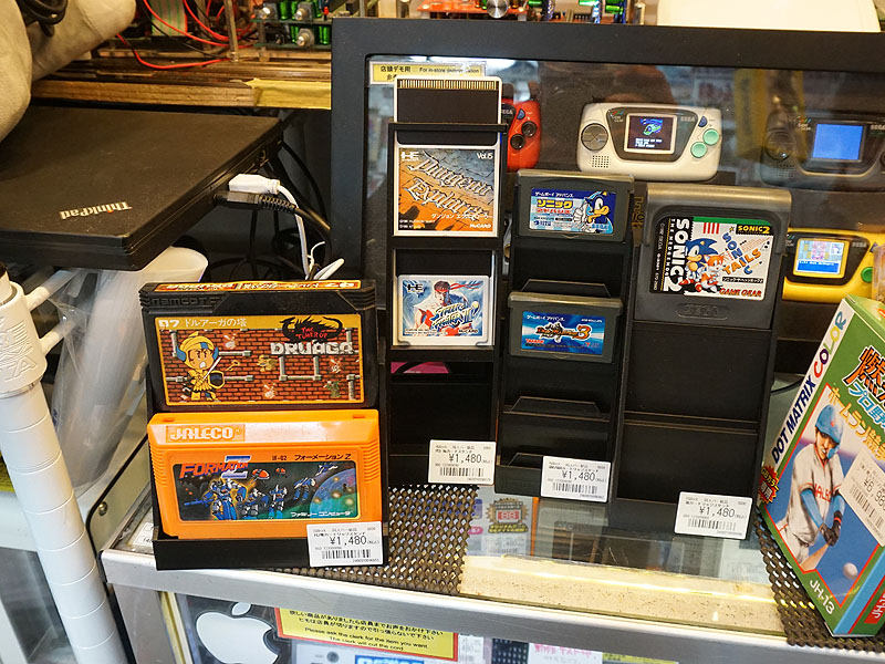 お気に入りのファミコンカセットを飾るためのスタンド、HuカードやGBA