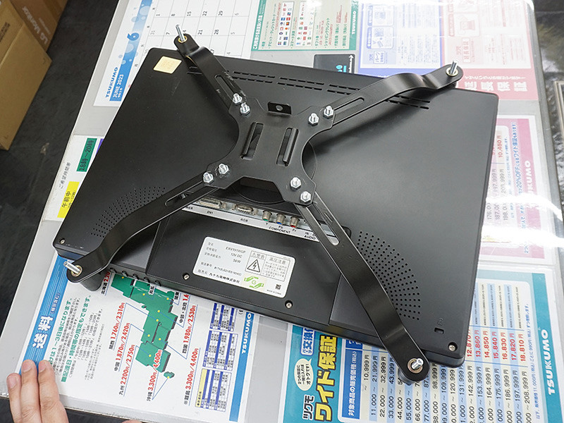 VESA非対応モニターをアームに取り付けられるアクセサリー