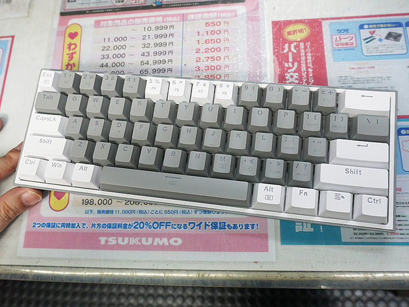 赤軸搭載の60%ゲーミングキーボード「FIZZ RGB」にグレー＆ホワイトの