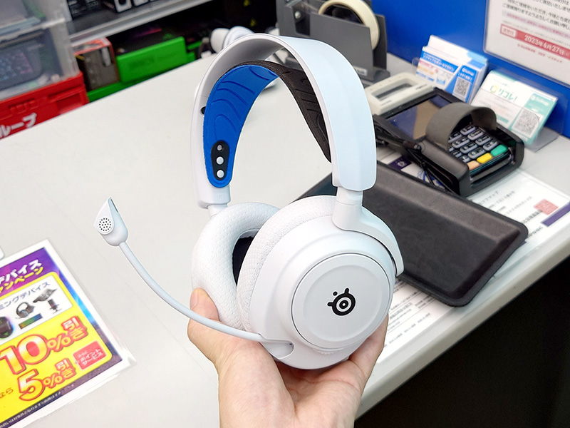 SteelSeriesのゲーミングヘッドセット「Arctis Nova 7P」に白色