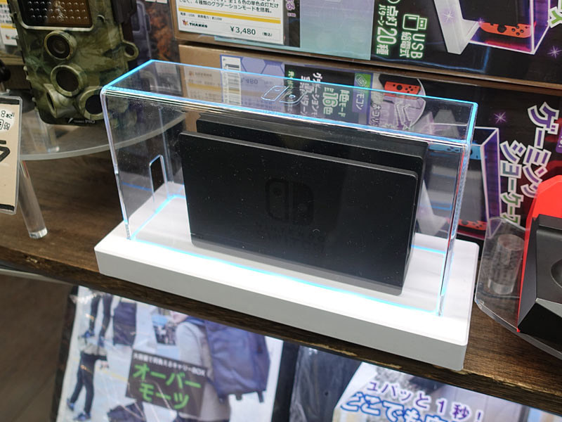 Nintendo Switchディスプレイ LEDで光るNintendo Switch用ショーケースがサンコーから