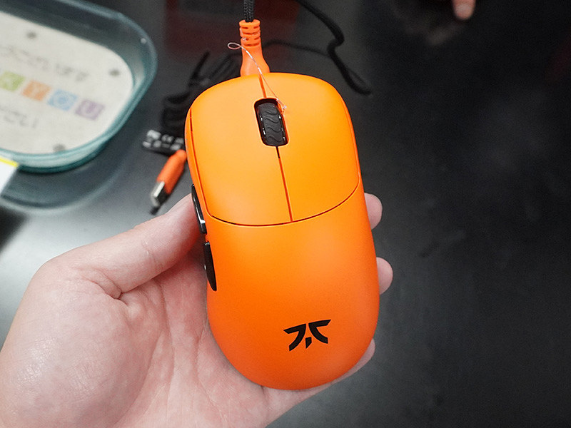 オレンジ色のゲーミングマウス「Fnatic x Lamzu Thorn 4K Special