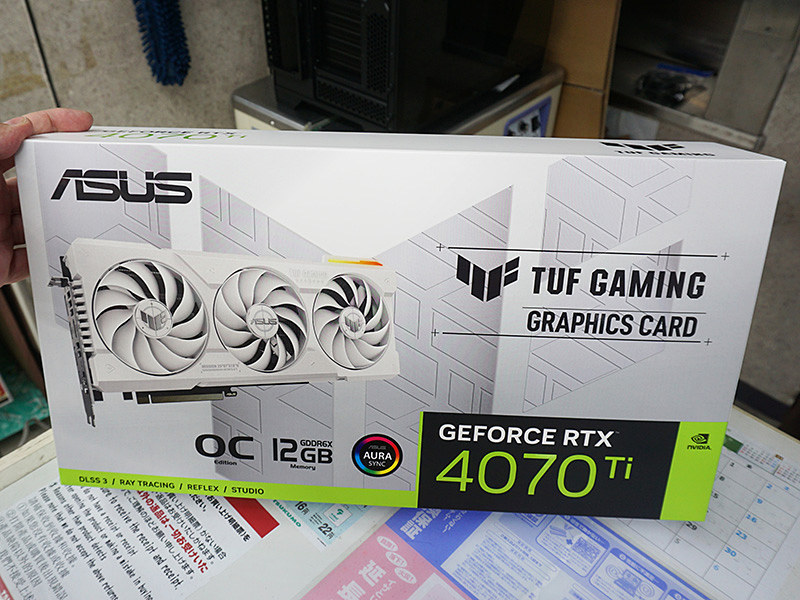 ASUS TUF Gamingの白いGeForce RTX 4070 Tiが入荷、3連ファン ASUS TUF Gamingの白いGeForce RTX 4070 Tiが入荷、3連ファン