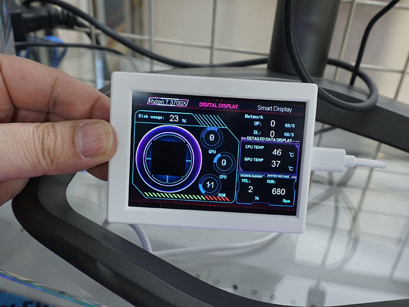 PCのステータス表示用3.5インチモニターがエアリアから、表示画面の