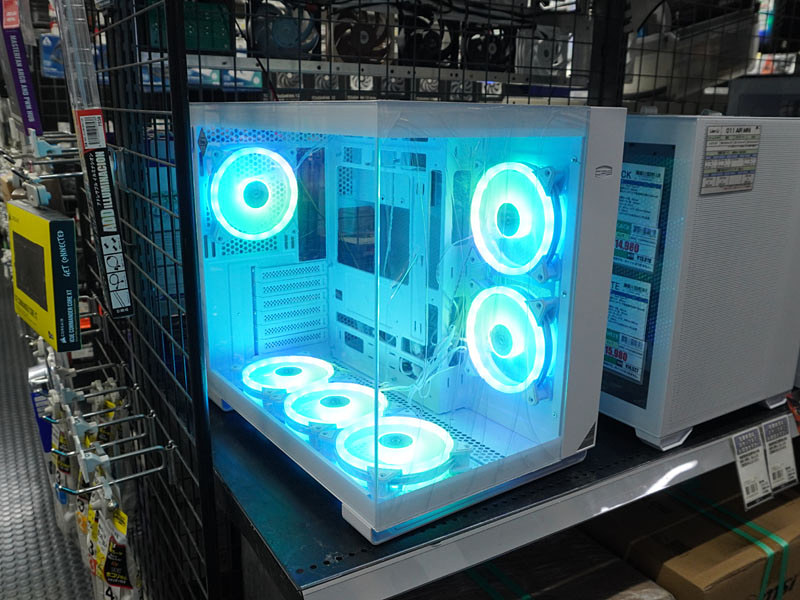 店員絶賛のArctic P12 Maxや側面も光るファン、内部が綺麗に見える