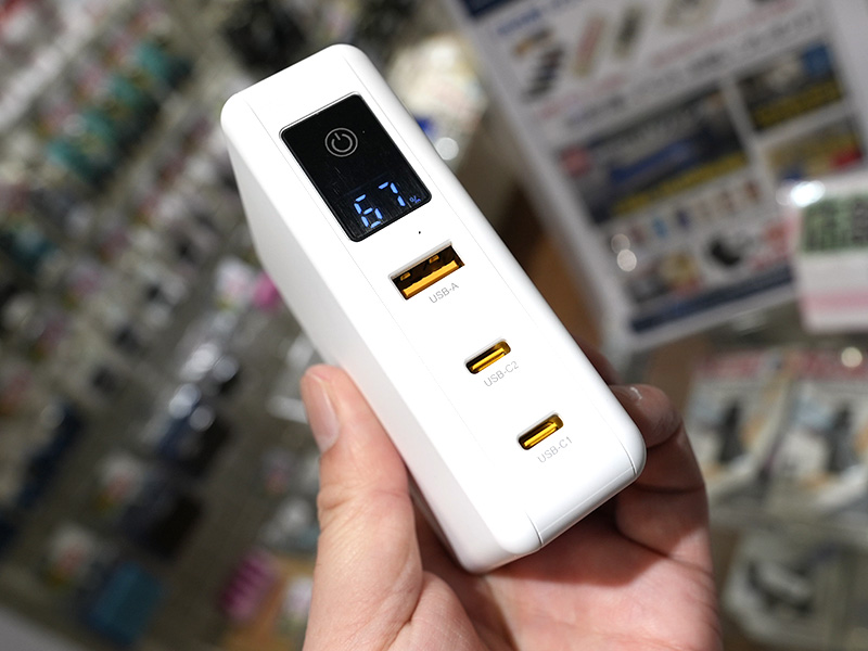 ワイヤレス給電/USB PD充電器の3in1な1万mAhモバイルバッテリーが磁気