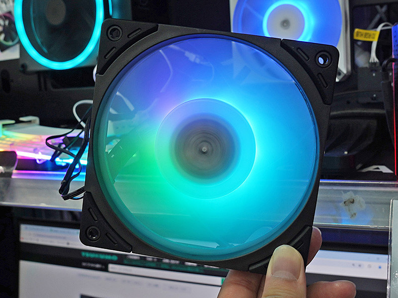 サイズの光る120mmファン「WONDER TORNADO 120 PWM ARGB」が発売