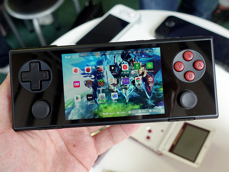 レトロデザインのコンパクトAndroidポータブルゲーム機「AYANEO