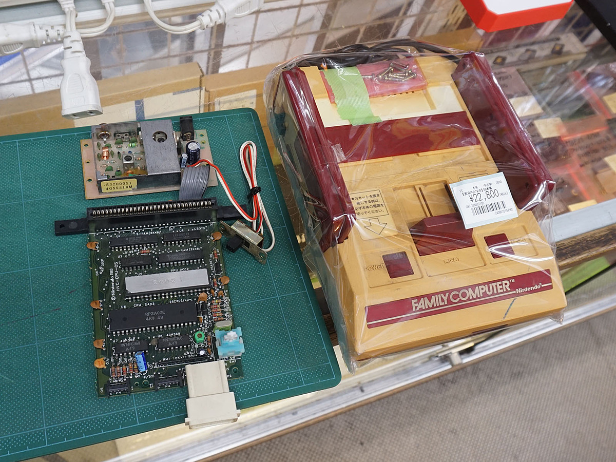 ゲームカートリッジスロットの色が黒い初代ファミコンが入荷した