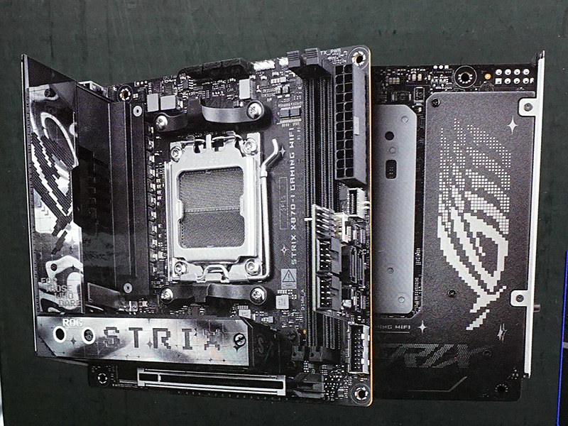 Ryzen 9000対応のMini-ITXマザー「ROG STRIX X870-I GAMING WIFI Ryzen 9000対応のMini-ITXマザー「ROG STRIX X870-I GAMING WIFI