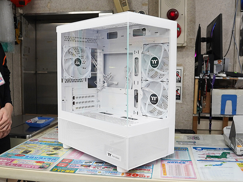 真っ白なピラーレスケース「View 170 TG ARGB Snow」がThermaltakeから