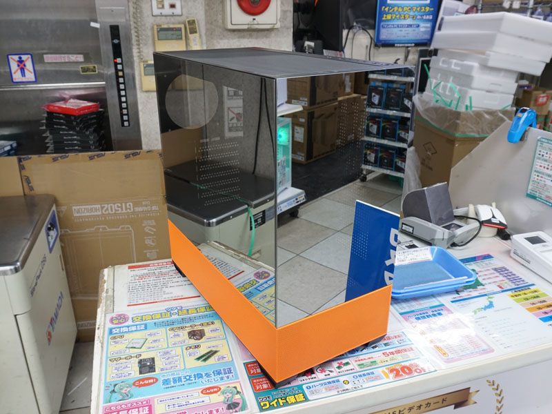 ミラー加工のパネルを使った安価なPCケース「DS900 Air Shine Orange