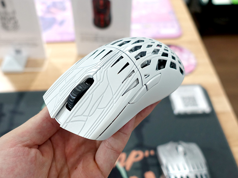 PWNAGE TRINITY CF 点ソール付き　付属品未使用 Pwnageのカーボン複合材採用ゲーミングマウス「Trinity CF」に新