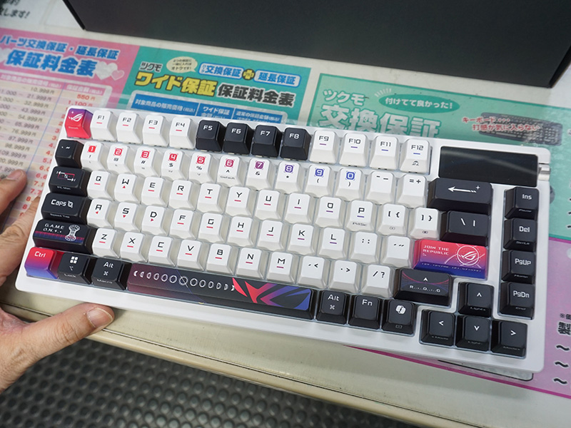 2インチ有機ELパネル搭載のゲーミングキーボード「ROG Azoth X