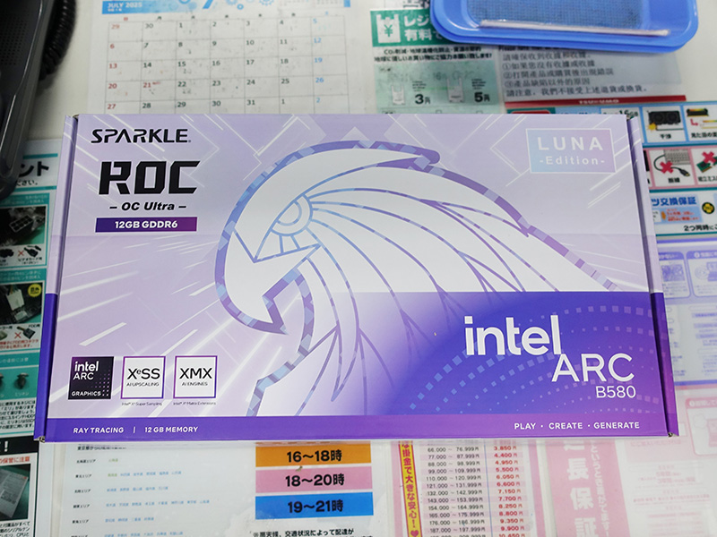 白いデュアルファンクーラー搭載の「SPARKLE Intel Arc B580 ROC Luna