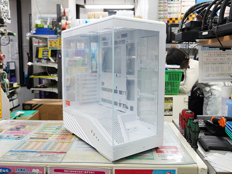 内部にフィギュアを展示できるPCケース「Vector V100」がLian Li