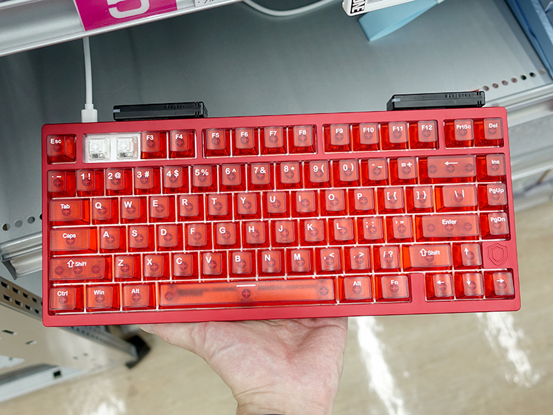 半透明キーキャップ採用の赤いラピトリキーボード「iROK MG75