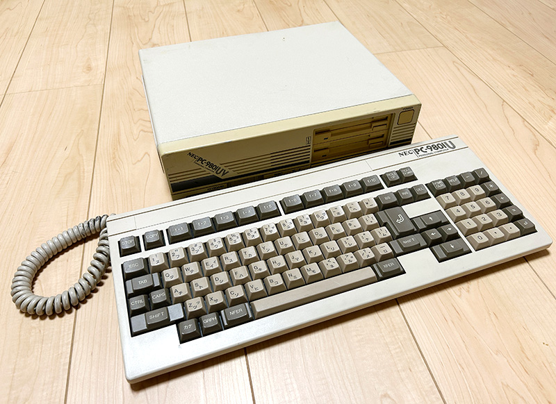 PC-9801UV11 通電確認 PC98】30年前の超コンパクトパソコン PC-9801UF動作確認&分解し