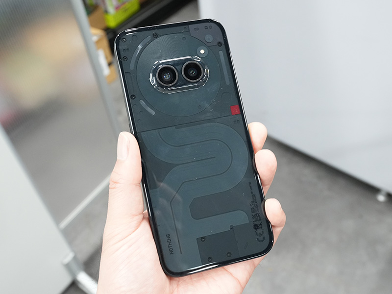 背面が光る6.7インチスマホ「Nothing Phone (2a)」が37,800円