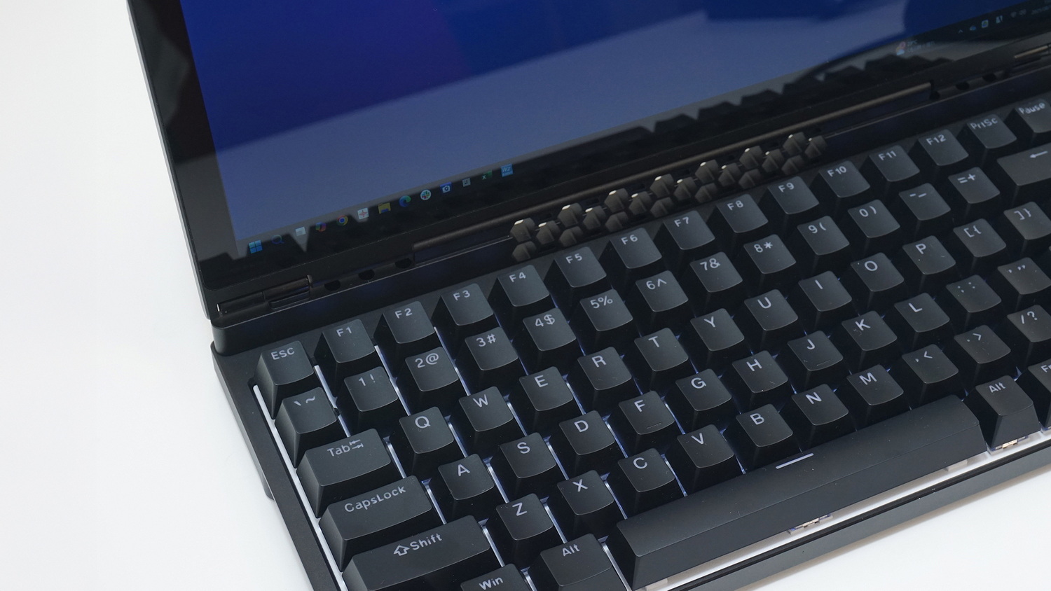 モニター、キーボード サイキョーのサブモニター兼ゲーミングキーボード、サンコー「10