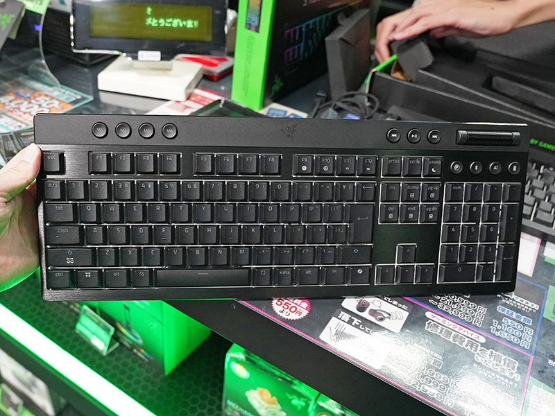 Razerの薄型ゲーミングキーボード「BlackWidow V4 Low-Profile