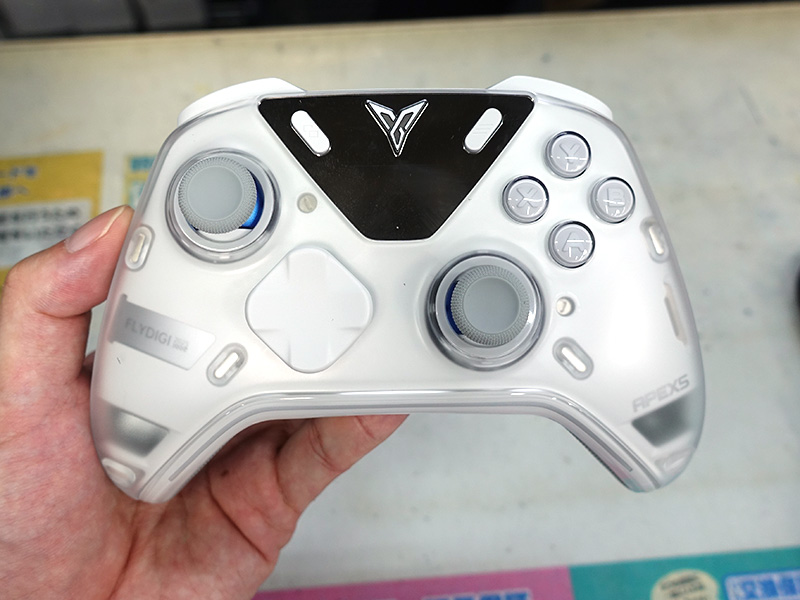 ボタン追加&低遅延になったFlydigi最上位ゲームパッド「APEX5