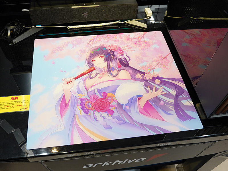 人気イラストレーター描き下ろしデザインのガラスマウスパッド