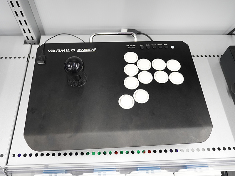 VARMILO製ラピッドトリガー対応アケコン「KASSAI」がソフマップで展示