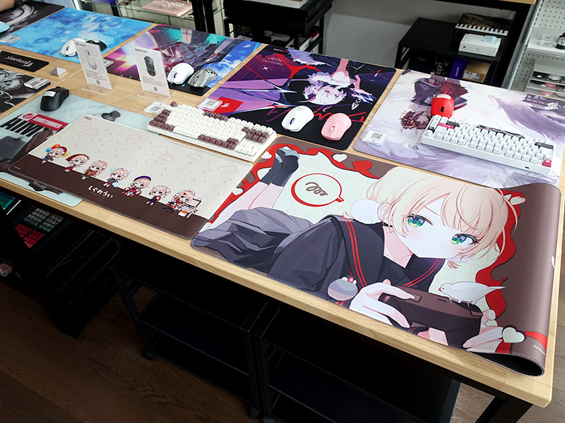 しぐれうい×ふもコレ」コラボアイテムの予約受け付け中、サンプル展示