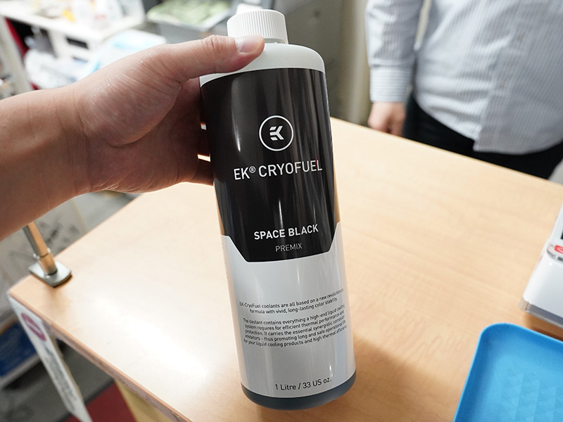 真っ黒な本格水冷用クーラント「EK-CryoFuel Space Black」 - AKIBA PC