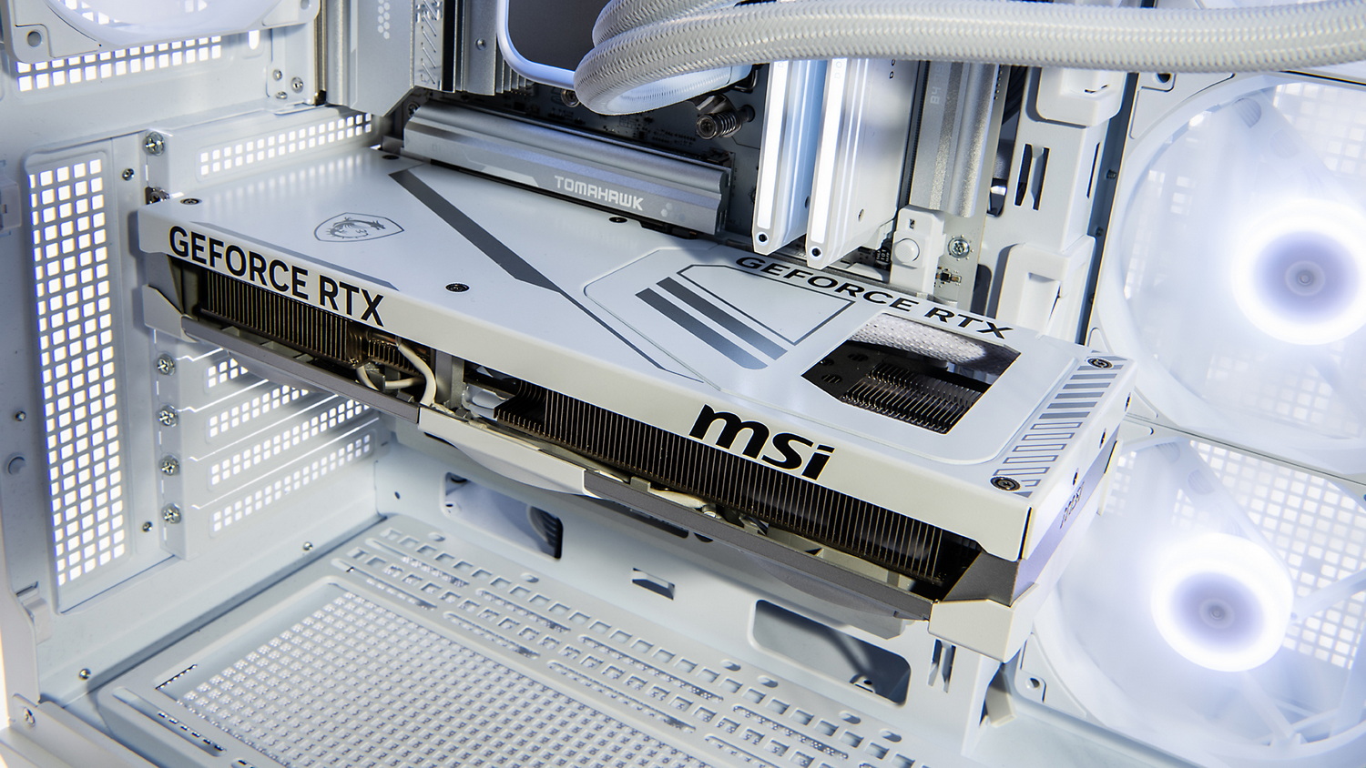 ビデオカードの補助電源ケーブルがついに隠された！MSI「Zero-Trace