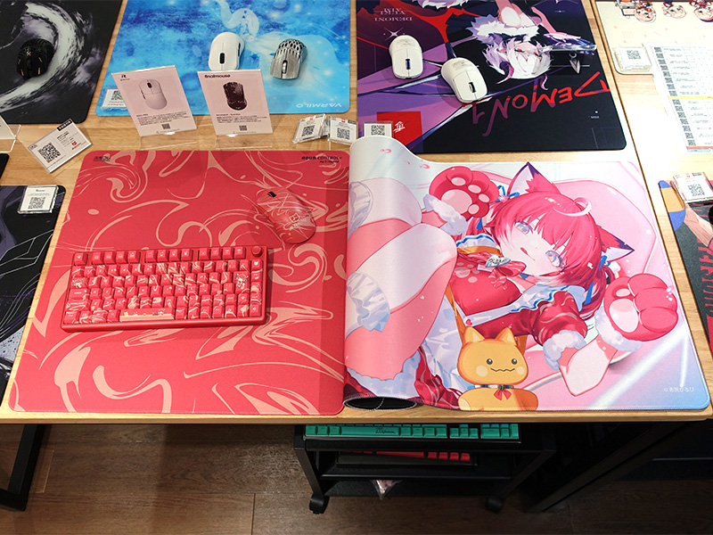 VTuber「赤見かるび×ふもコレ」コラボアイテムの予約スタート