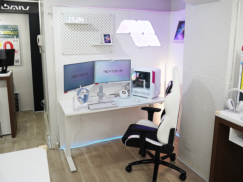 マウスコンピューター、モニターとデバイスがセットになった白い