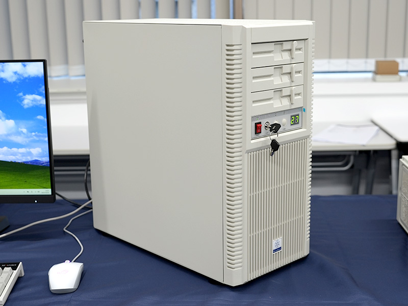 SilverStone SST-FLP02W レトロ風ケース PC-98の次は90年代！SilverStoneのレトロ復刻ケース第2弾「SST-FLP02W