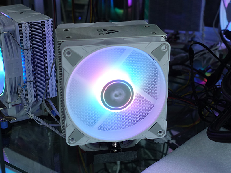 ARCTICの白いCPUクーラー「Freezer 36 A-RGB White」がTSUKUMOで展示