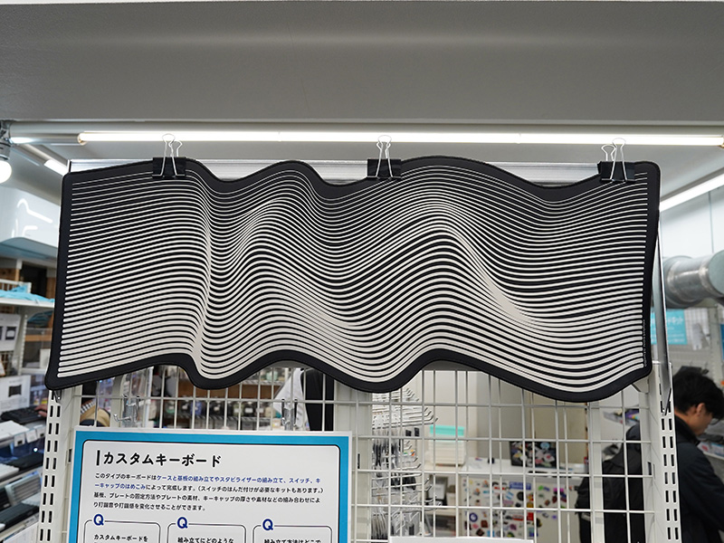 波のような曲線デザインが特徴的なデスクマット「Black Snail Deskmat