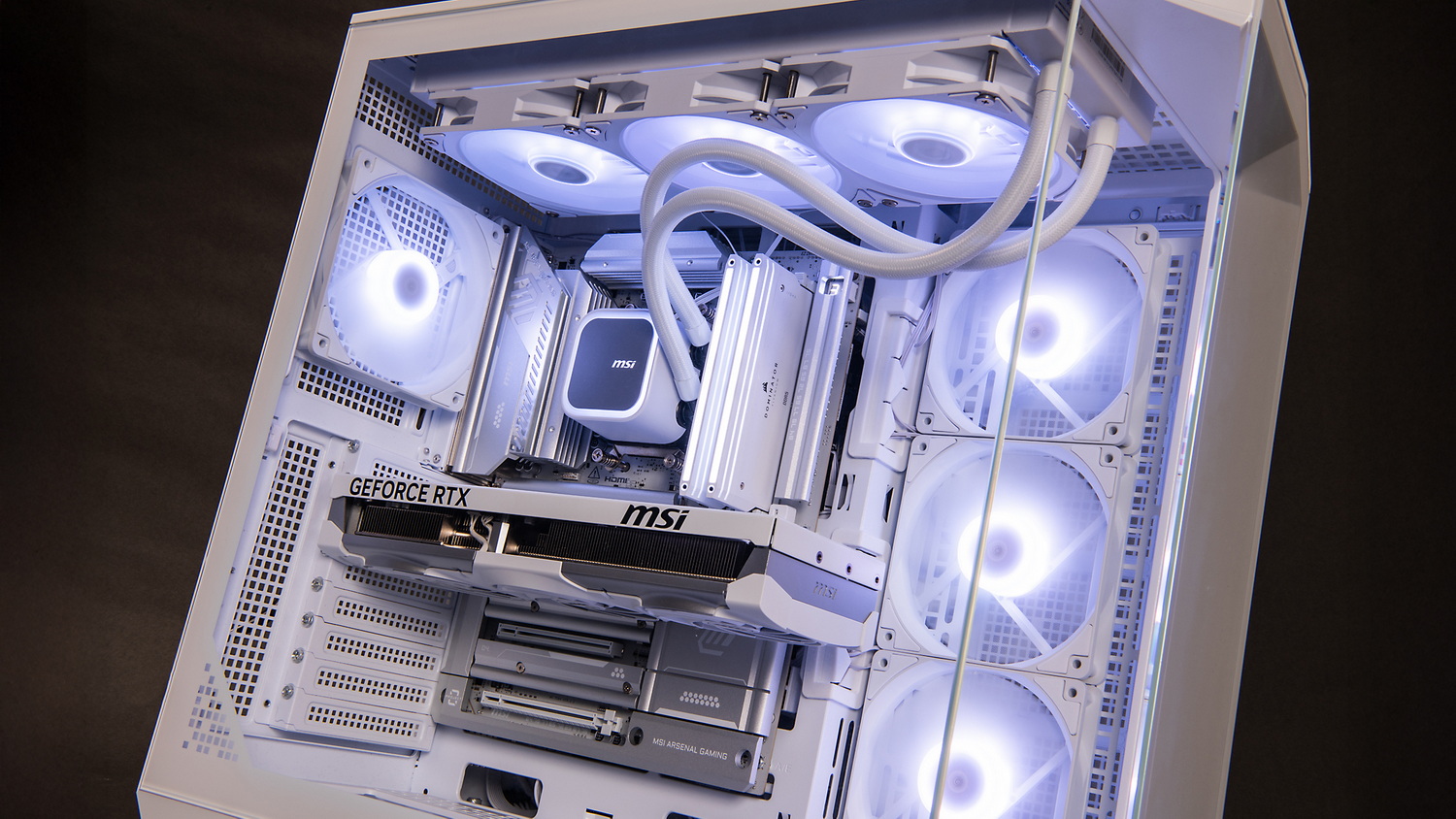 進化したMSIの裏面コネクターマザー&対応パーツたち！“ケーブルを見せ