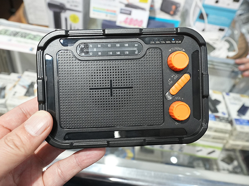 ソーラー・手回し充電対応の多機能ラジオが4,800円 - AKIBA PC Hotline!