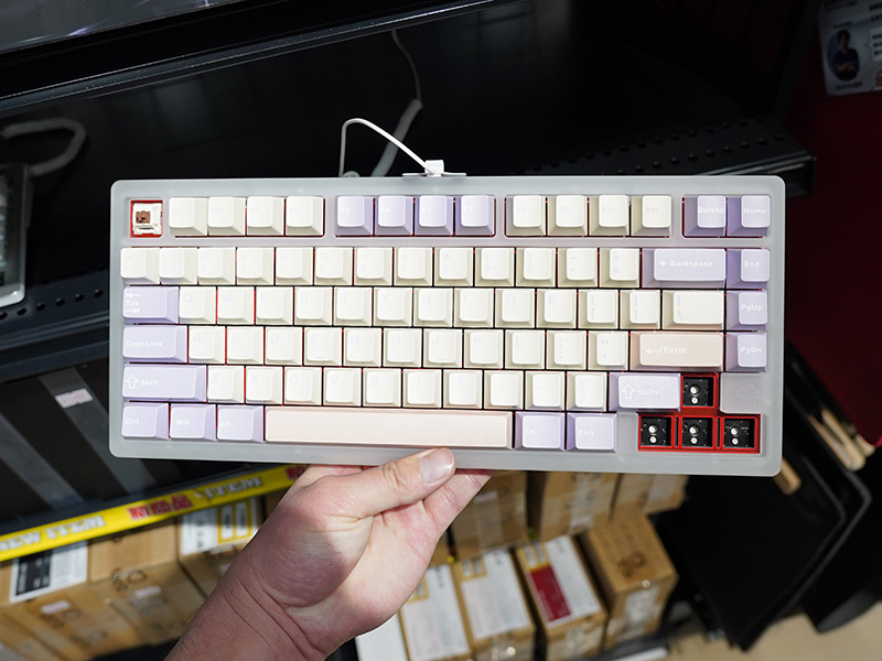 雨音のような極上な打鍵音”をうたうキーボード「Rainy 75 Pro Acrylic