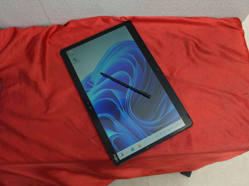 第8世代Core i3搭載の13.3型2in1「ARROWS Tab Q739/AE」が12,800円