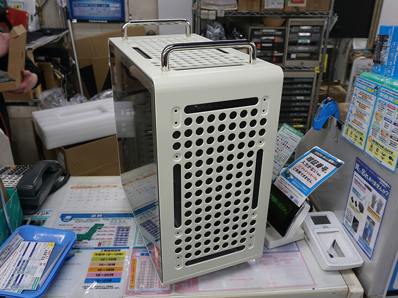 コンパクト&モジュラー設計のE-ATXケース「QUBE 540」がTSUKUMOで展示