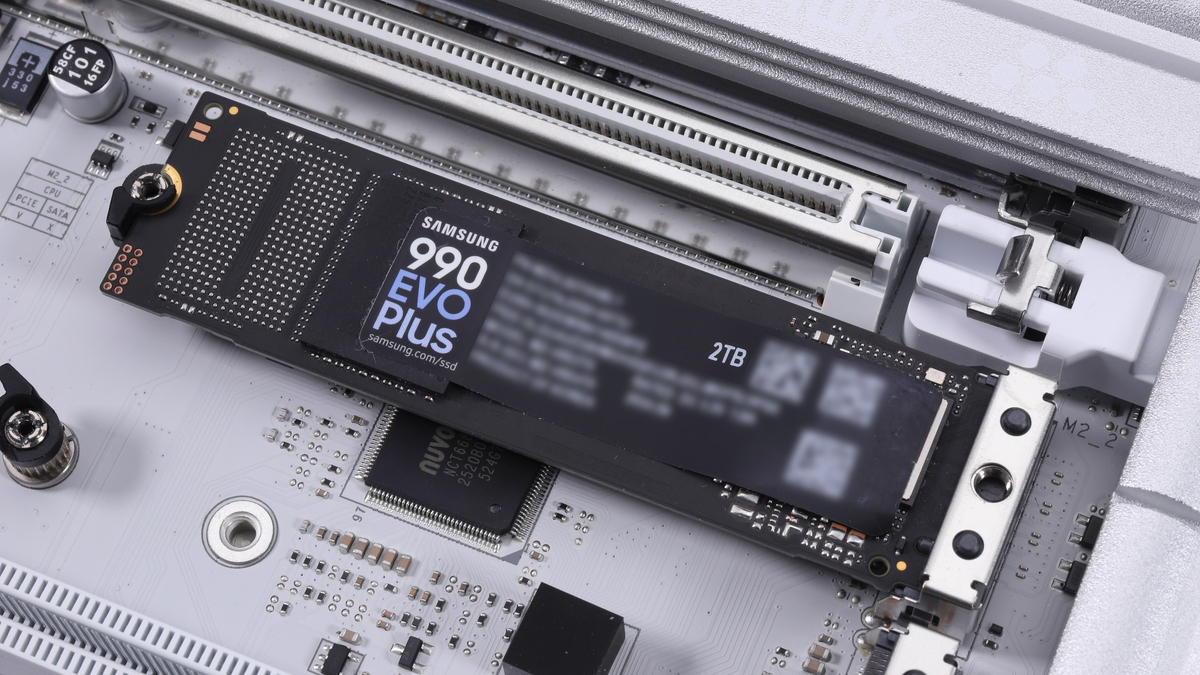 実はあったPCIe 5.0 x2接続SSDの使い道、X870EマザーのM.2スロットを